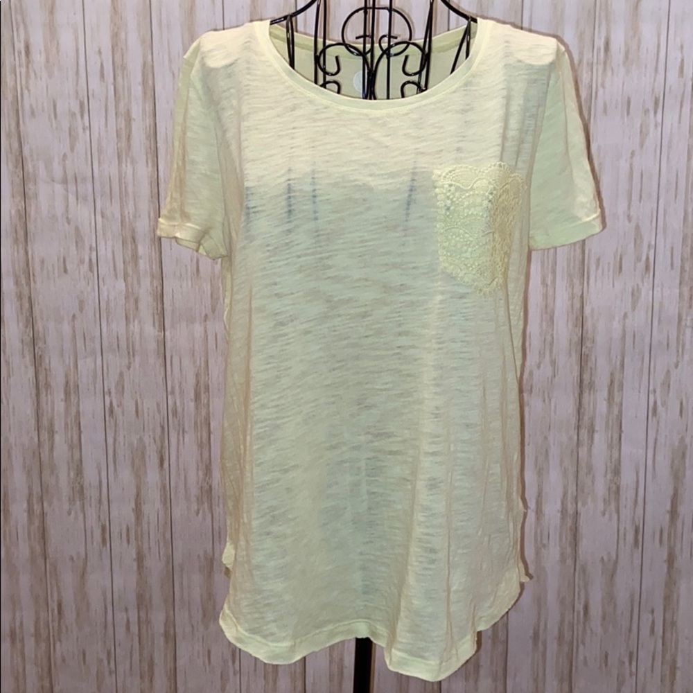 SO lace pocket tee 💛
